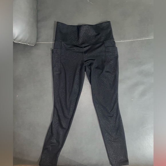 Athleta Pants - Athleta Salutation Stash Pocket II 7/8 Tight – Black Chevron – Size M